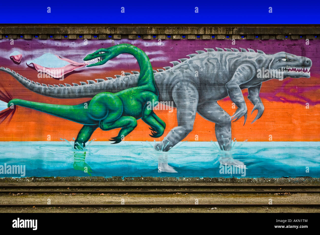 Graffiti sur un mur près de la voie ferrée Banque D'Images