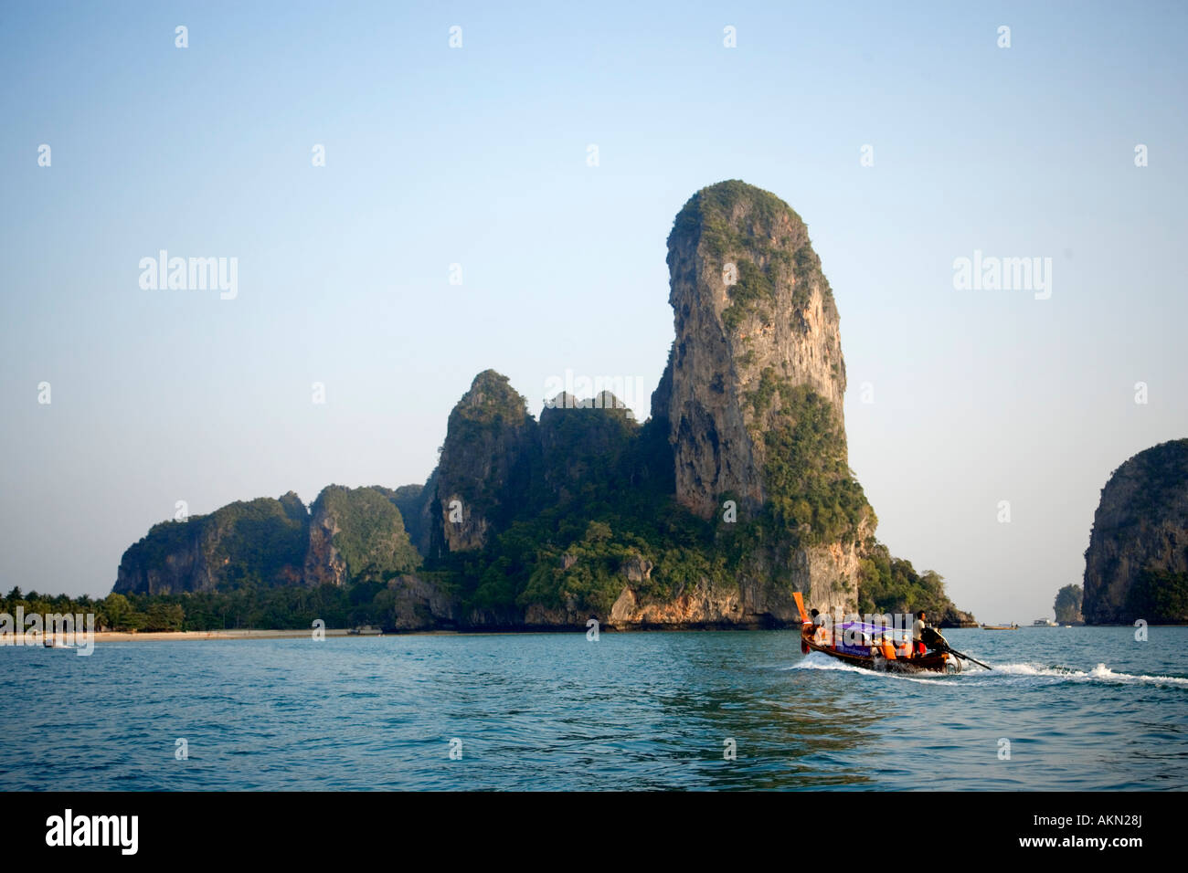 Bateau Longtail de Railay ouest avec craie Laem Phra Nang Railay Thaïlande Krabi Banque D'Images