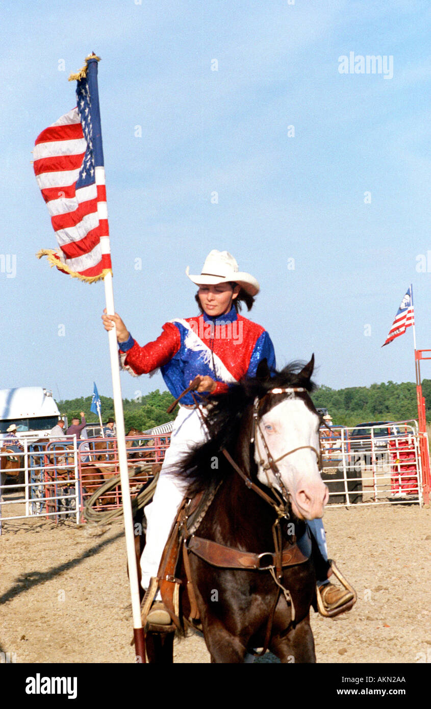 Porte-drapeau des femelles adultes à l'ouverture d'un événement d'une petite rodeo Banque D'Images