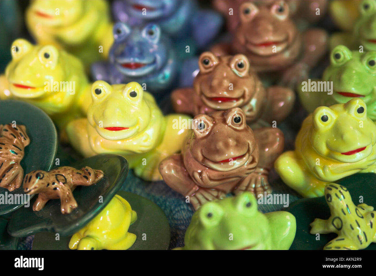 Les grenouilles en céramique colorés vendus à l'île, Nonthaburi Thailande Kret Banque D'Images