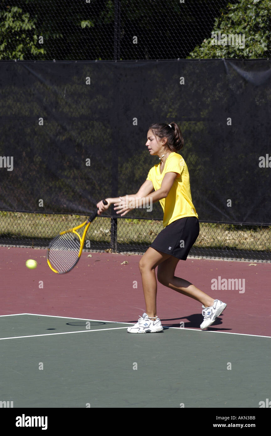 Match de double féminin dans une école secondaire tennis rencontrez Banque D'Images