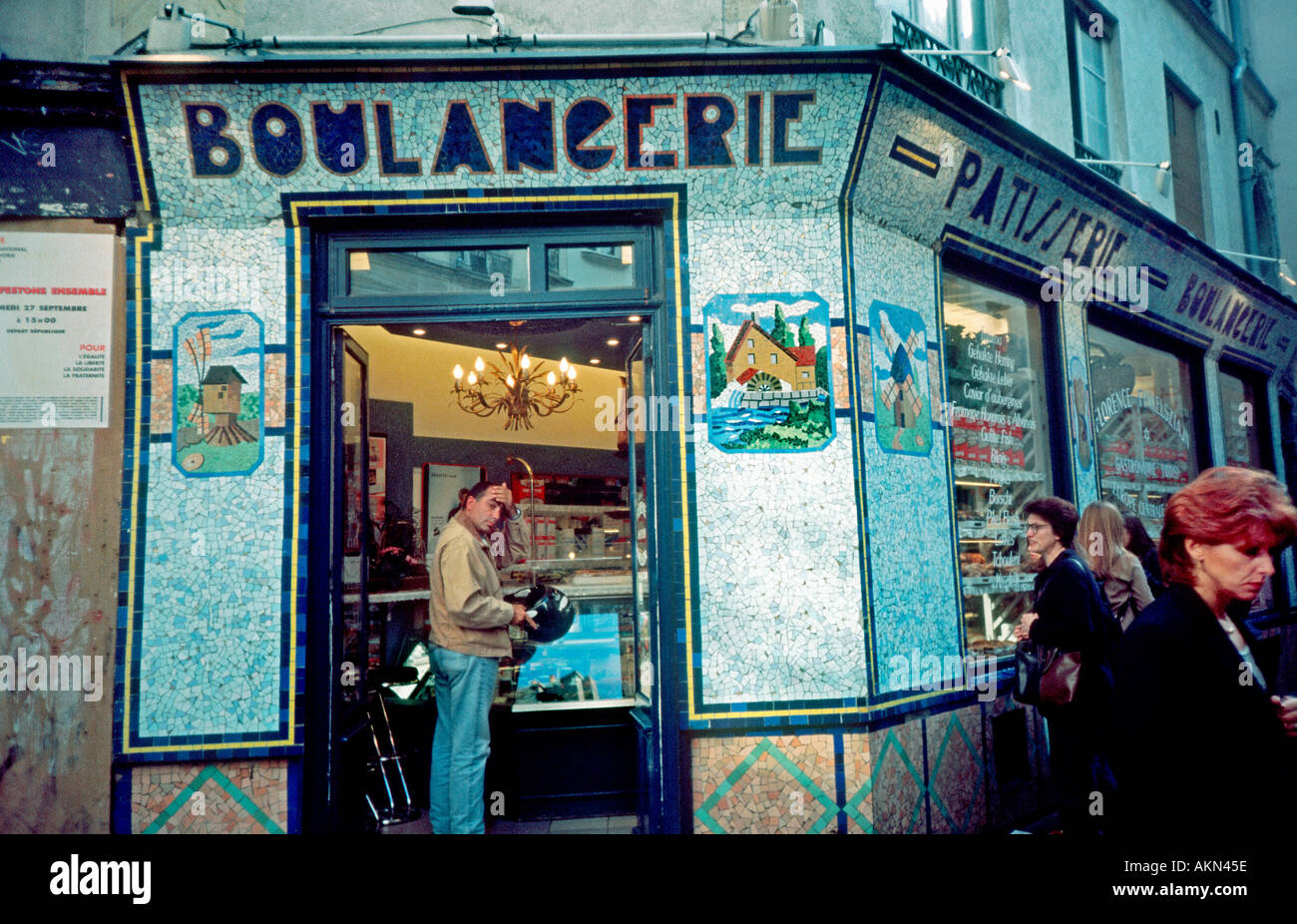 Paris, France, Man achetant du pain, panneau Old French Bakery Vintage, Shop Front, Boulangerie 'Flo rence Finkelsztajn' le Marais juif Banque D'Images