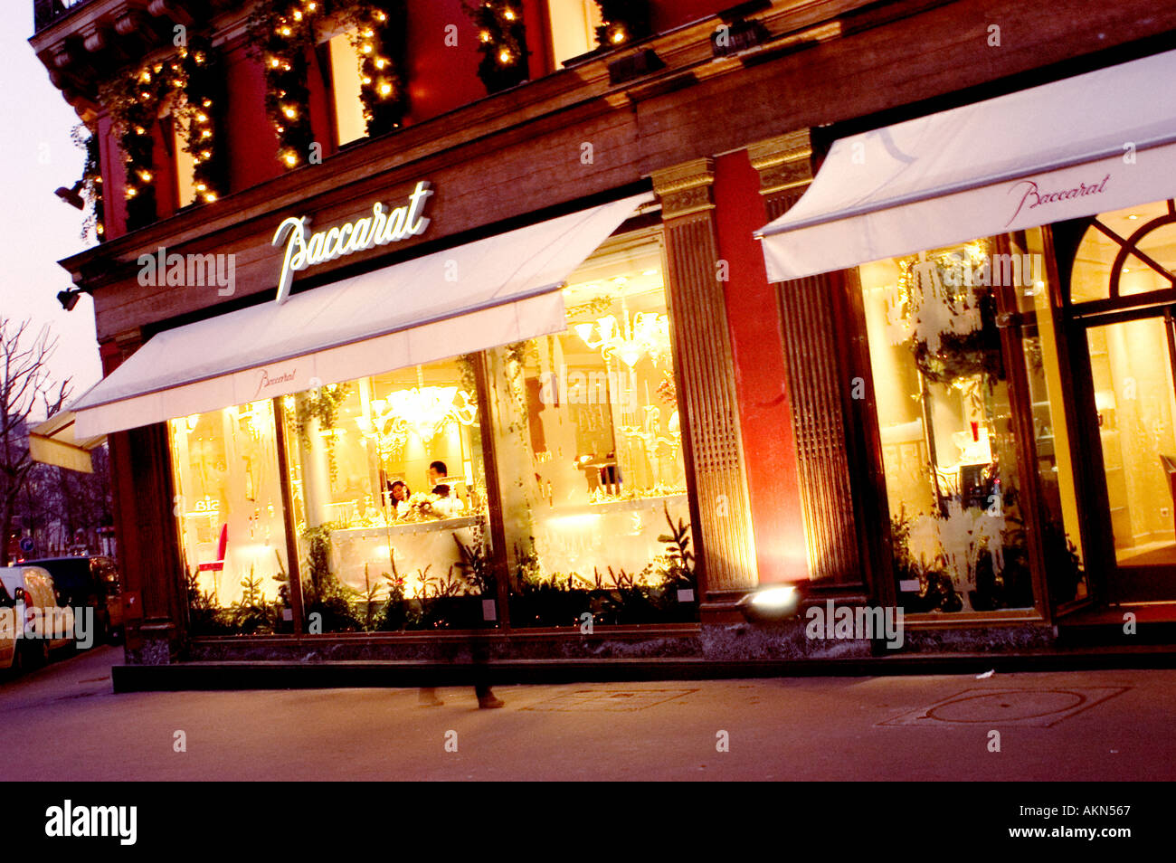 Paris France, magasins Luxury Baccarat Crystal, Storefront boutique, scène de rue, lumières de nuit à l'extérieur Banque D'Images
