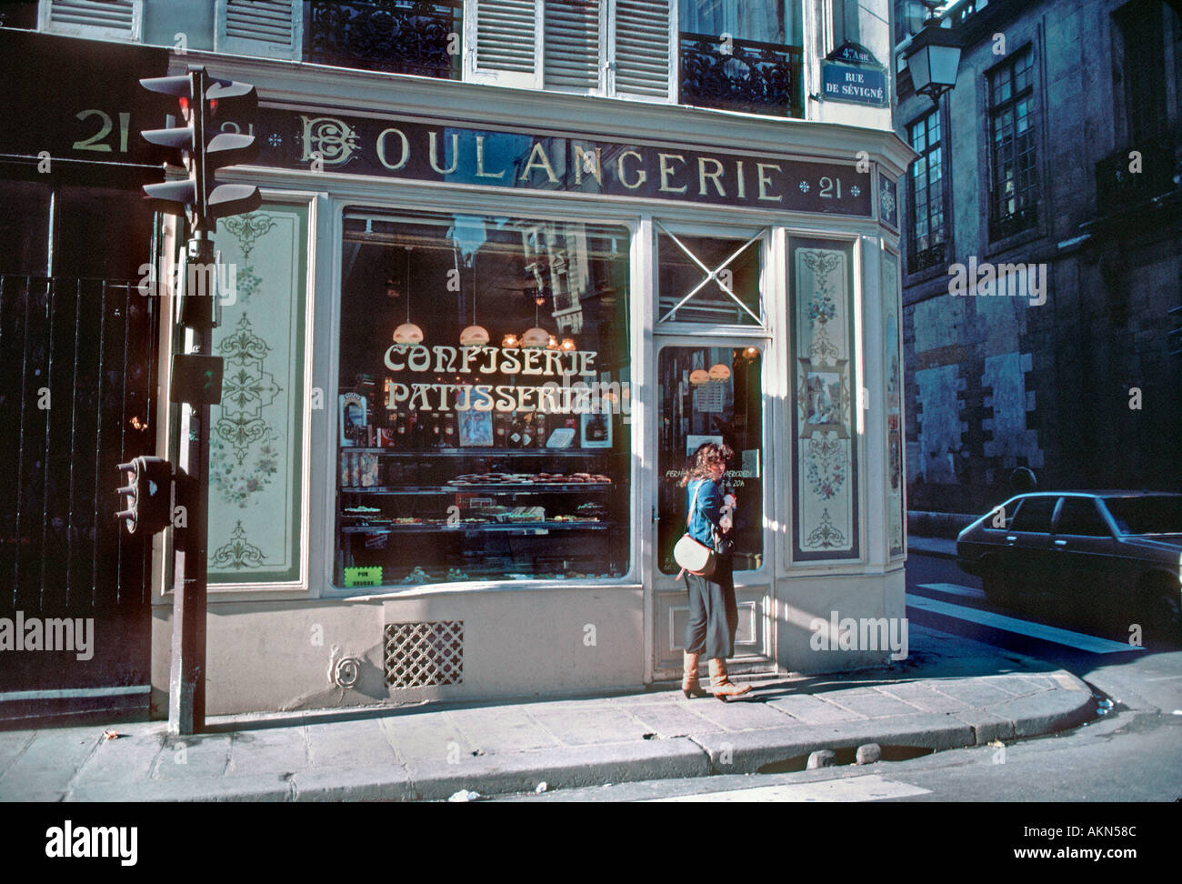 Paris France boulangerie française 'boulangerie Pattiserie' panneau extérieur Vintage, avant les rénovations années 1980 entreprise, ancienne boulangerie française Banque D'Images