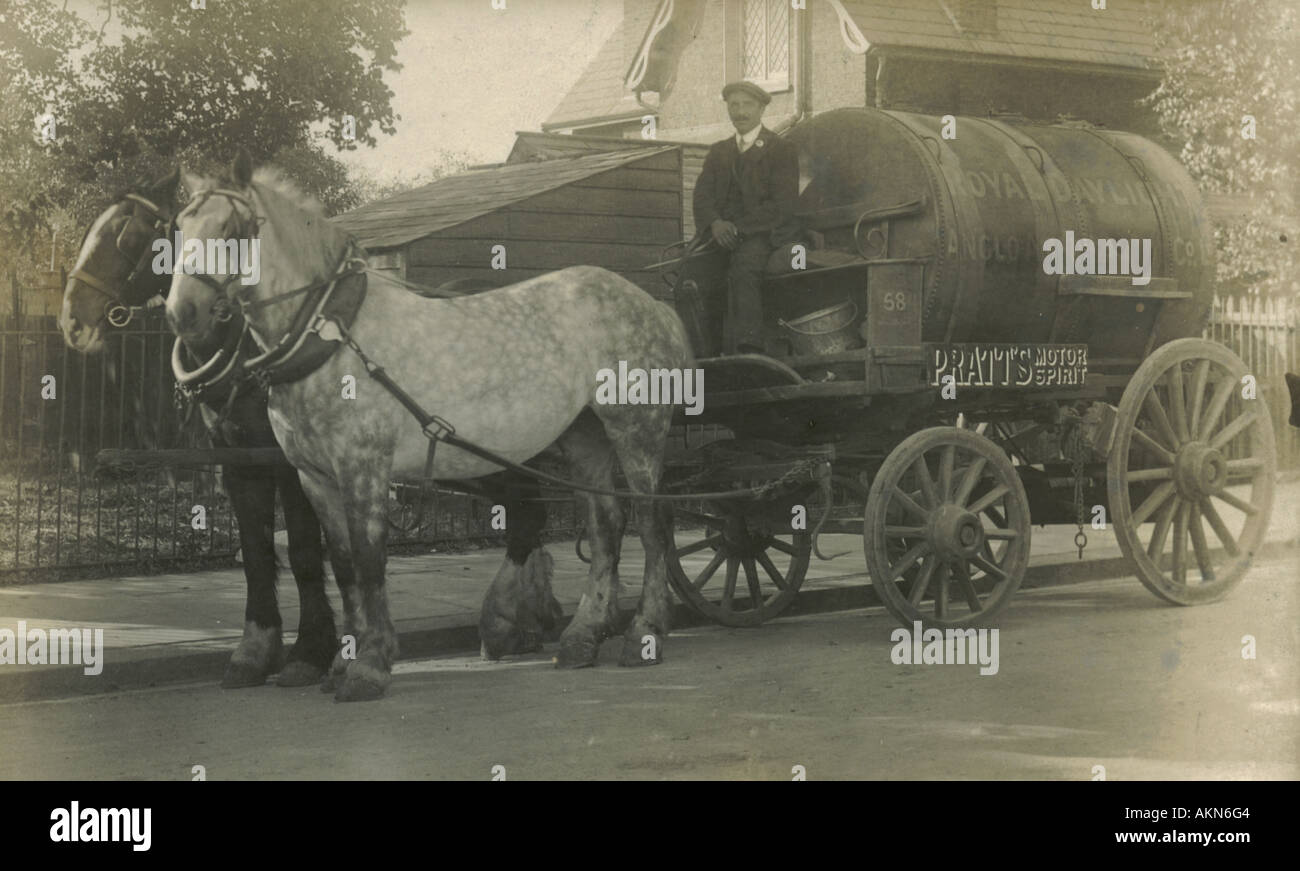 Carte postale photographique de panier la prestation de Pratt's Motor Spirit vers 1905 Banque D'Images