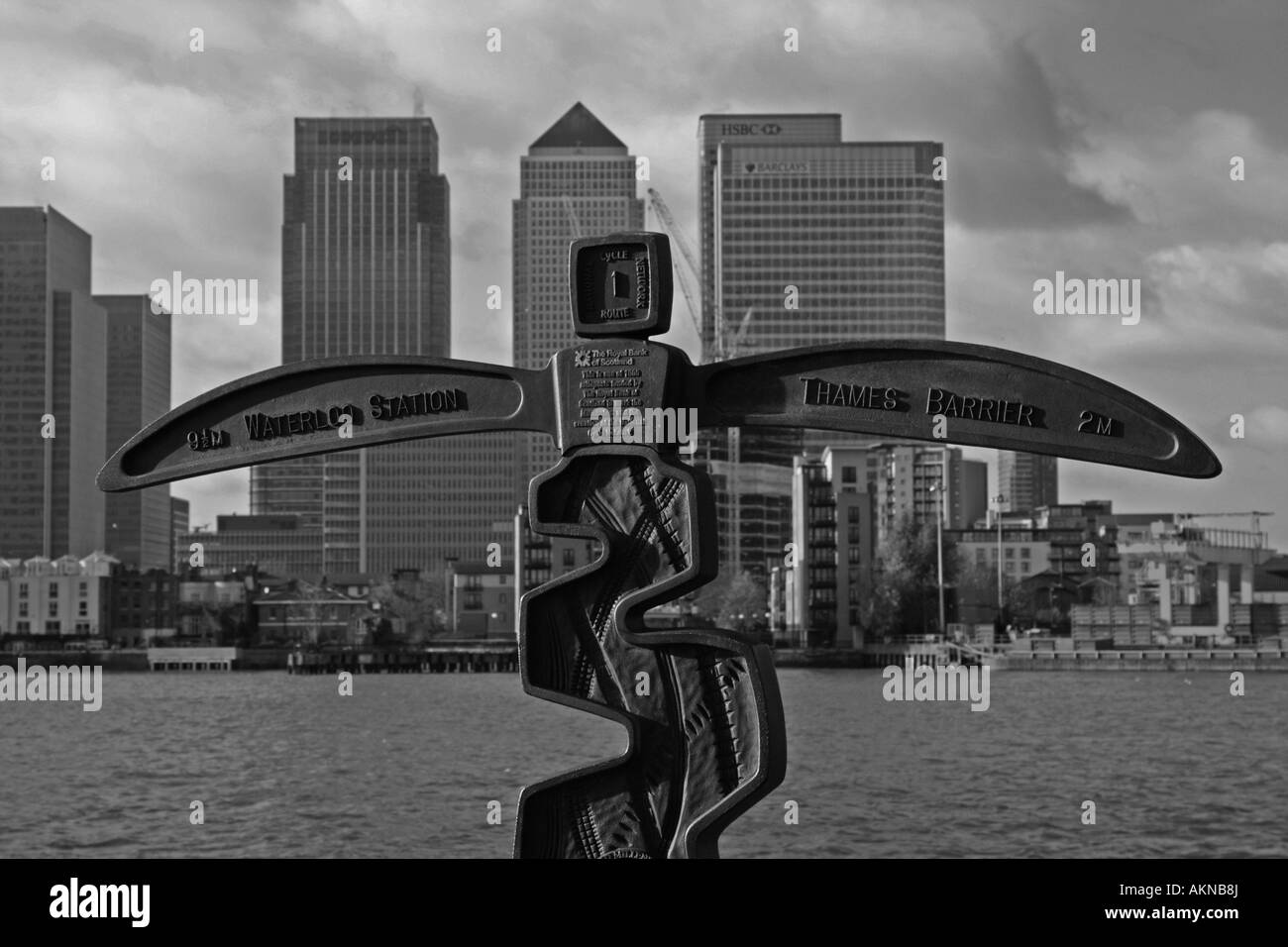 Monocrome Royal Bank of Scotland cycle financés par les panneaux du réseau national cycle network réseau canary wharf Londres Angleterre n° 1 Banque D'Images