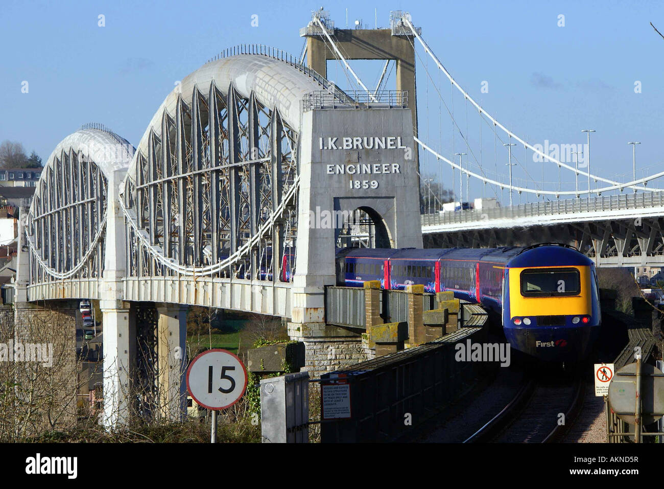 Train passe de Brunel Royal Albert Bridge à Saltash Devon Banque D'Images