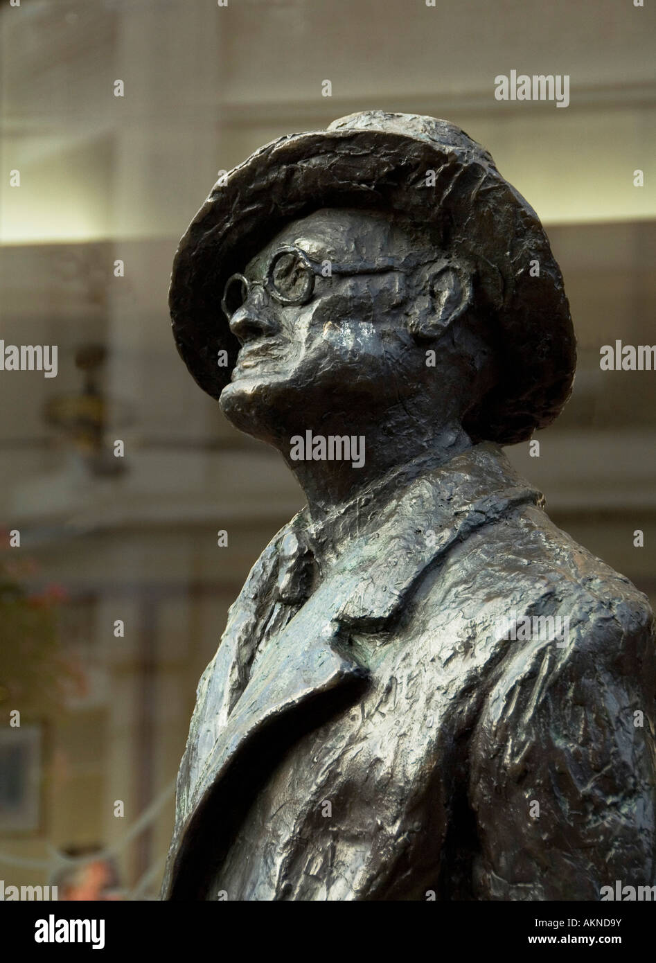 La statue de bronze de James Joyce à côté de la spire sur O'Connell Street Dublin Banque D'Images