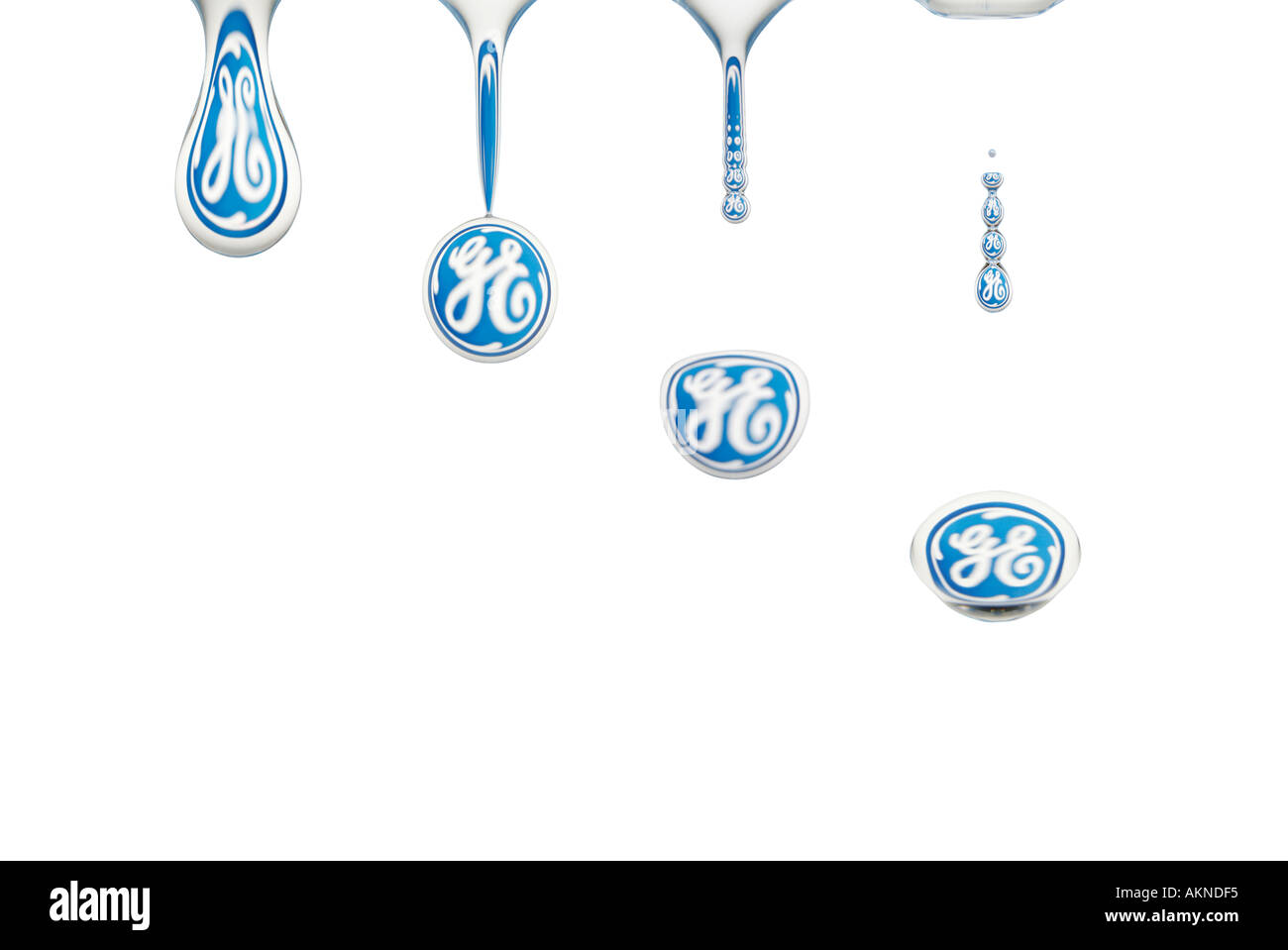 Logo de General Electrics reflétant dans l'eau goutte Banque D'Images