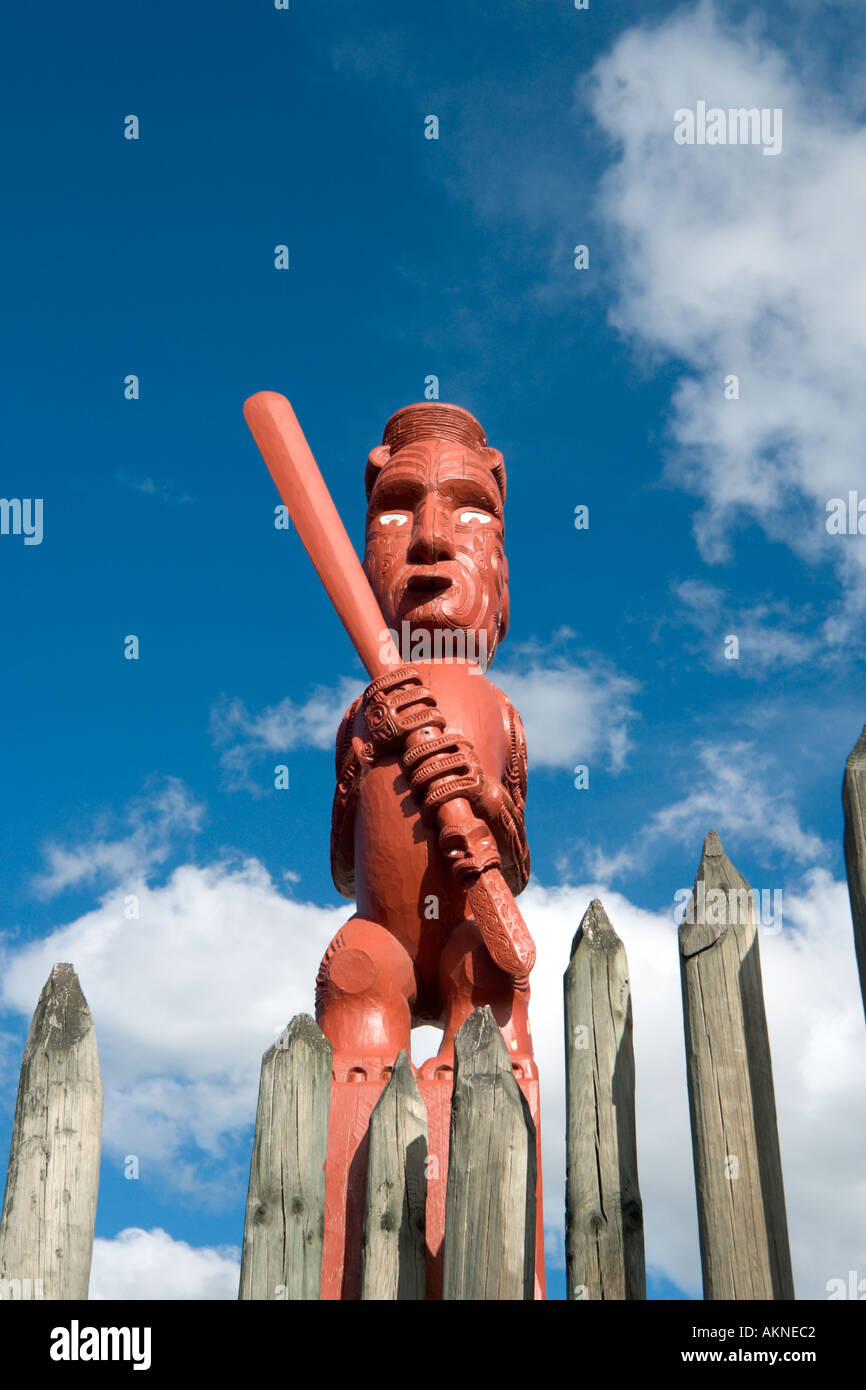 La sculpture sur bois à l'Institut des arts et métiers Maori Whakarewarewa,, Rotorua, île du Nord, Nouvelle-Zélande Banque D'Images