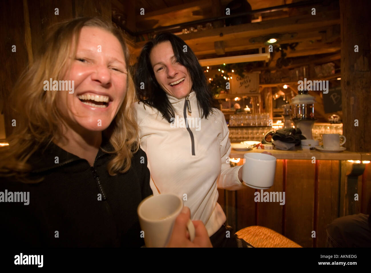 Deux jeunes filles bénéficiant d'un apr s ski party à Alm Purzelbaum Flachau Autriche Salzburger Land Banque D'Images