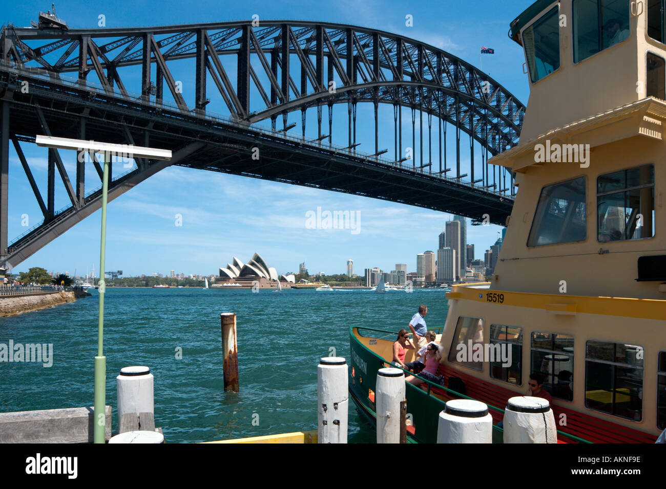 Ferry à Milsons Point avec le Harbour Bridge et l'Opéra derrière, Sydney, New South Wales, Australia Banque D'Images
