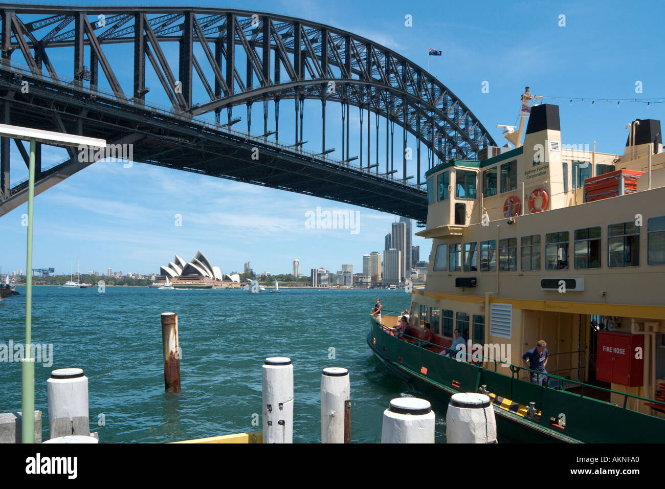 Ferry à Milsons Point avec le Harbour Bridge et l'Opéra derrière, Sydney, New South Wales, Australia Banque D'Images