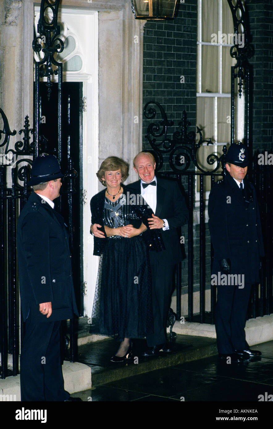 Ancien dirigeant du parti travailliste Neil Kinnock et épouse Glenys numéro externe 10 Downing Street London UK Banque D'Images