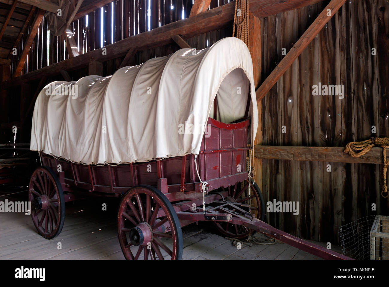 Wagon couvert dans une grange à l'Ontario Doon Heritage Crossroads Banque D'Images