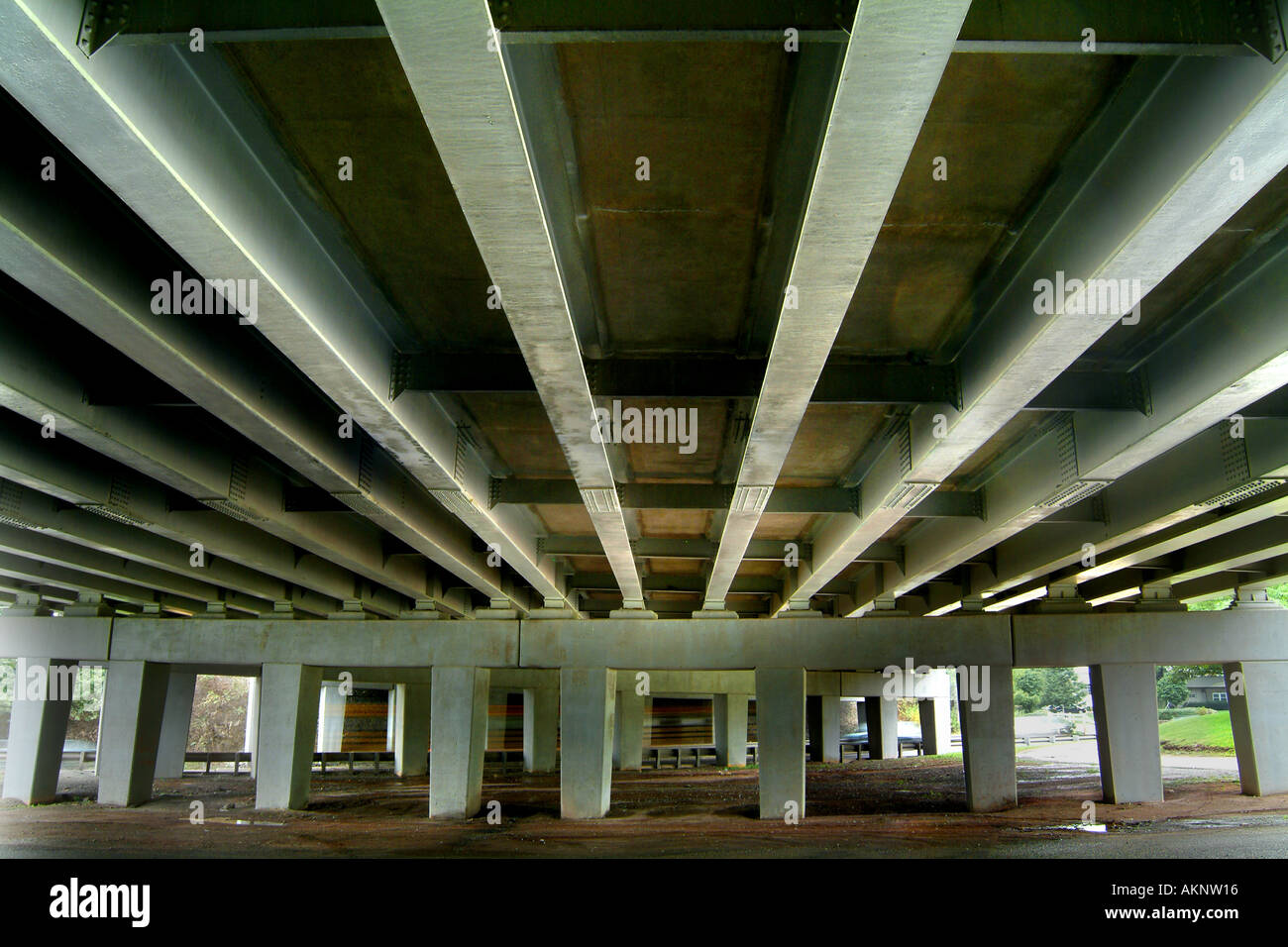 Les lignes de perspective de poutres de soutien un viaduc Banque D'Images