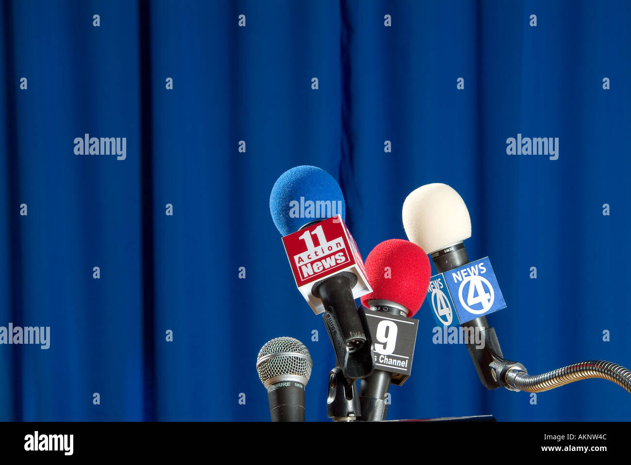 Conférence de presse avant de microphones Banque D'Images