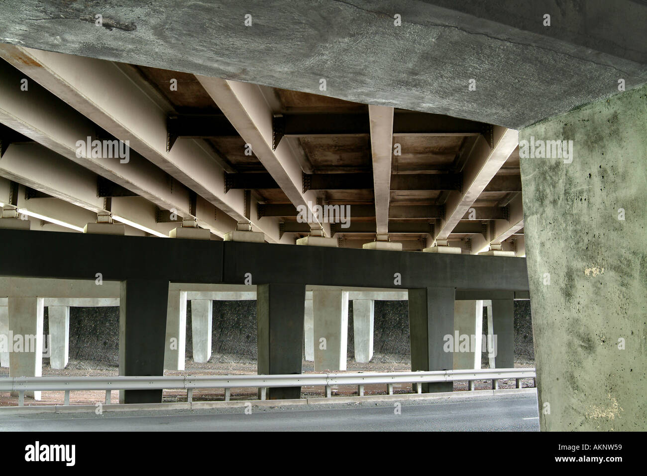 Un soutien concret du passage inférieur de la route Banque D'Images