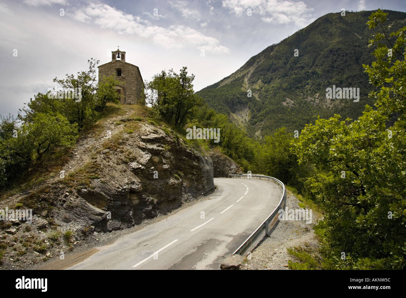 Petite chapelle sur une colline près de clans dans les montagnes des Alpes Maritimes, sud de la France Banque D'Images