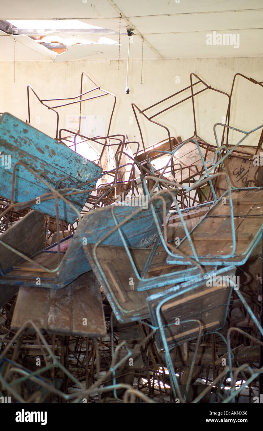 Les chaises sont à l'école, à la suite du tsunami, Hegalla M V l'école, le Sri Lanka, l'Asie Banque D'Images