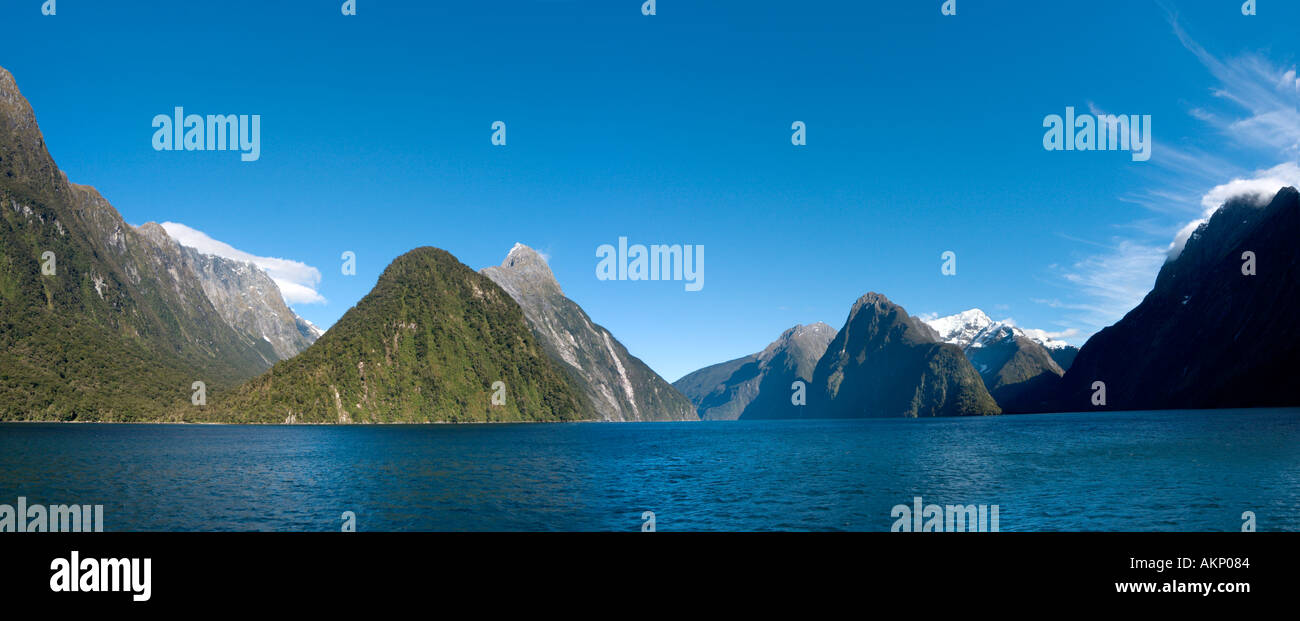 Une vue panoramique depuis le pont d'un bateau de croisière avec Mitre Peak derrière, Milford Sound, Fiordland, île du Sud, Nouvelle-Zélande Banque D'Images