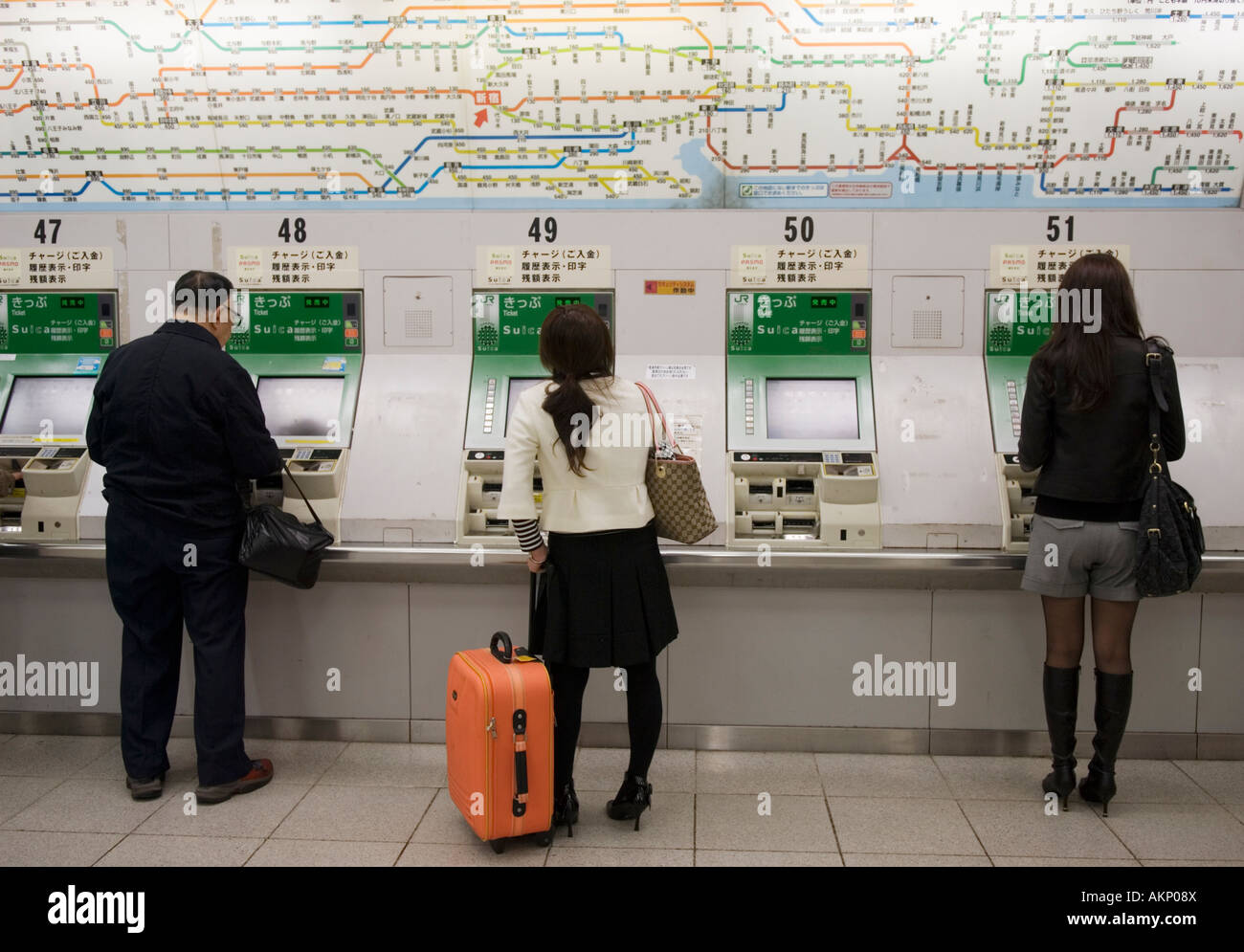 'Les navetteurs à acheter des billets d'une gare JR Shinjuku Tokyo Japan' Banque D'Images