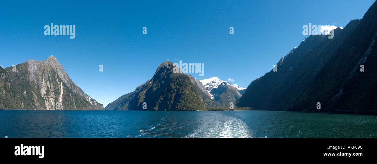 Une vue panoramique depuis le pont d'un bateau croisière rouge, Milford Sound, Fiordland National Park, South Island, New Zealand Banque D'Images