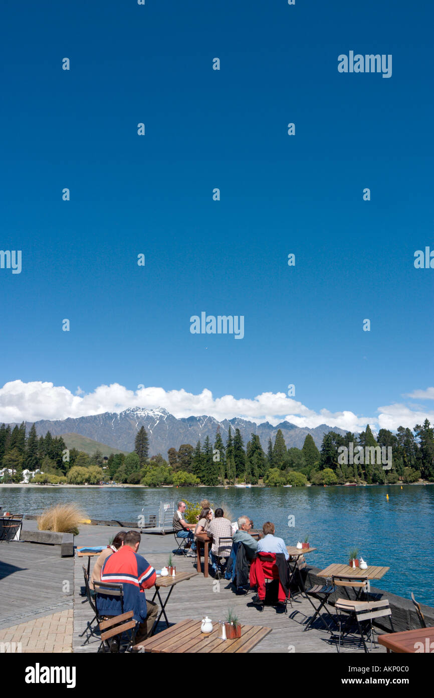 Le bar-café au bord du lac avec les Remarkables derrière, le lac Wakatipu, Queenstown, île du Sud, Nouvelle-Zélande Banque D'Images