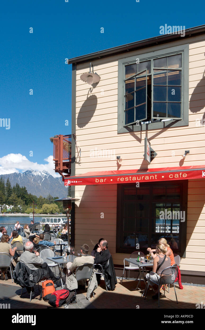 Le bar-café au bord du lac avec sur les rives du lac Wakatipu, Queenstown, île du Sud, Nouvelle-Zélande Banque D'Images