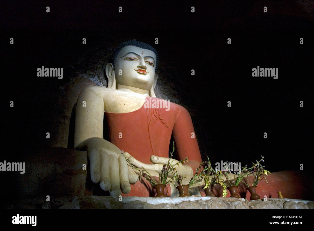 Statue de Bouddha dans la position à l'intérieur Pahtothamaya dhyana asana Pagoda Bagan Myanmar Banque D'Images