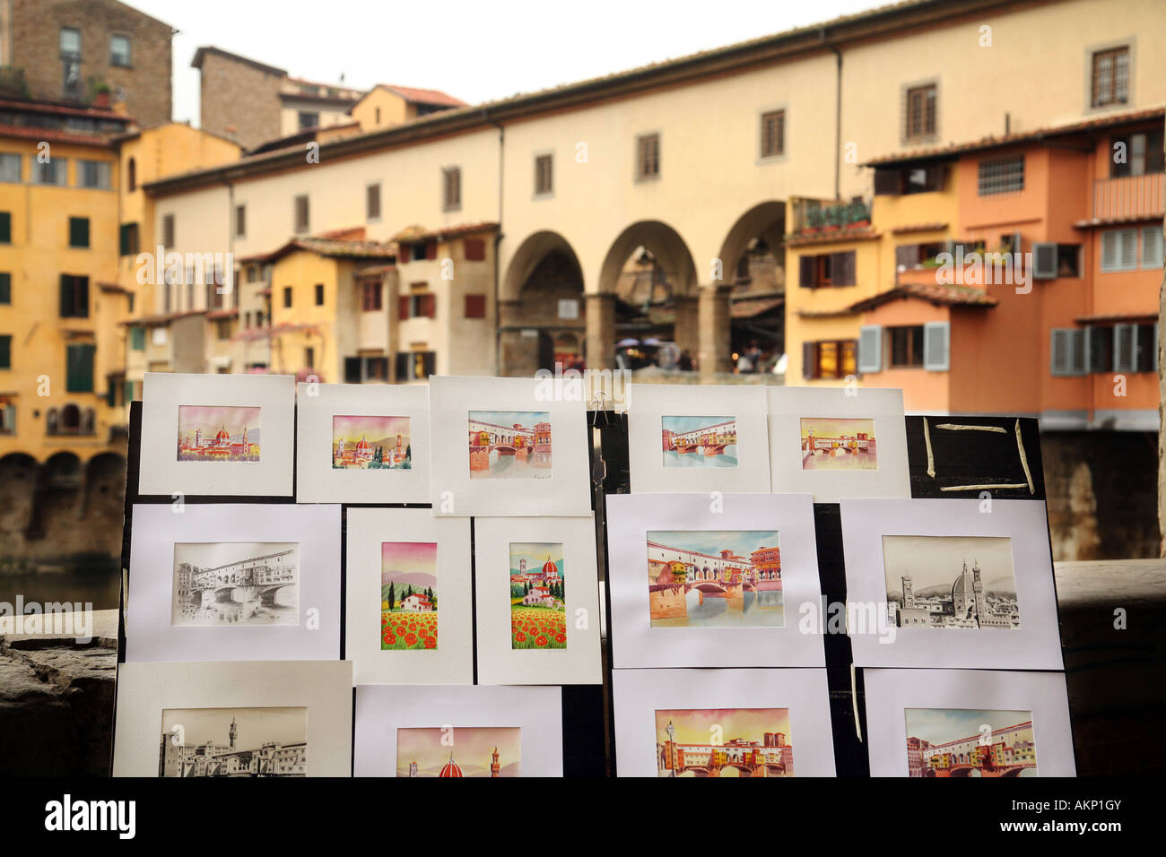 Petit souvenir photos à vendre avec le Ponte Vecchio en arrière-plan, Florence, Italie Banque D'Images