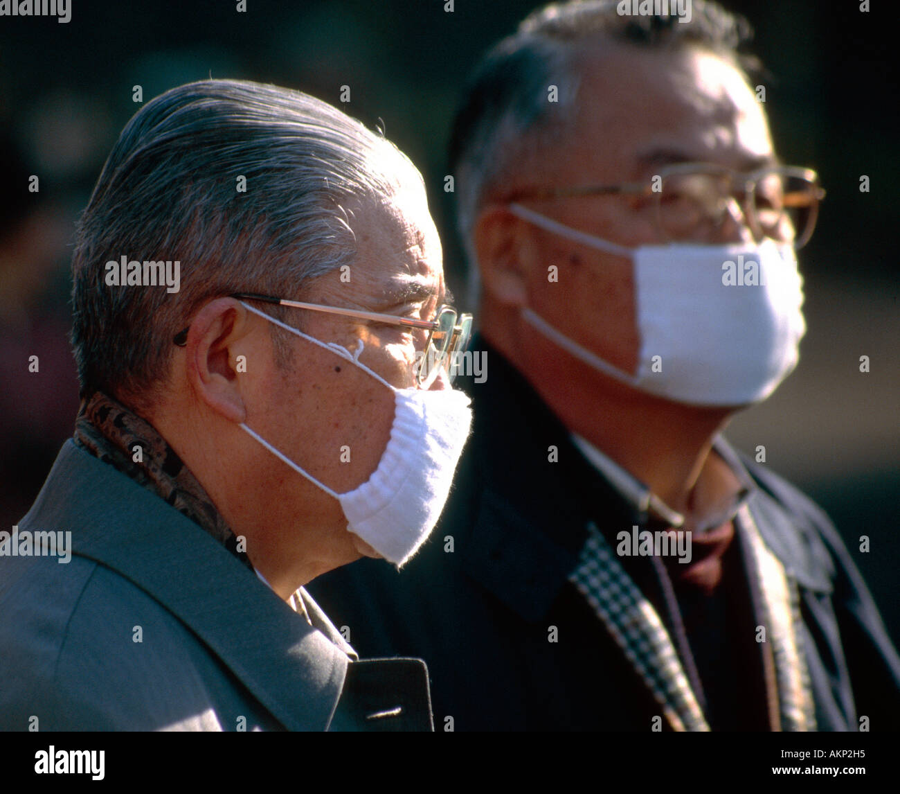Les hommes portant des masques bouche japonais Banque D'Images