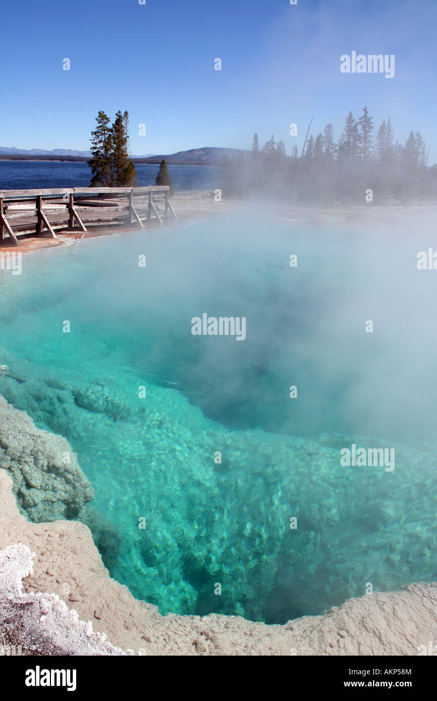 Black Pool, West Thumb Geyser Basin, Parc National de Yellowstone, Wyoming Banque D'Images