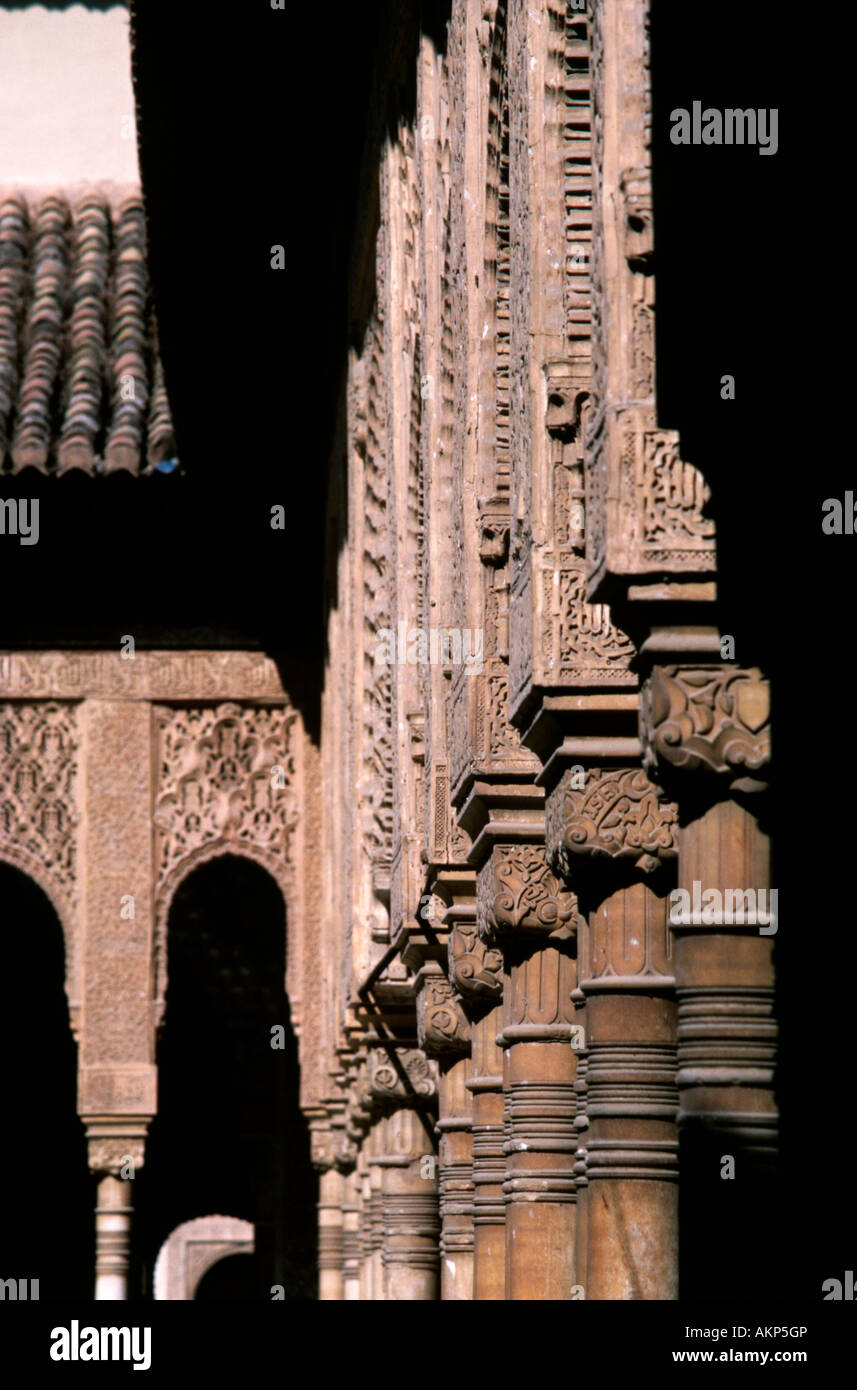 Un détail de colonnes sculptées dans le Patio de los Leones Lion Court dans le Palais de l'Alhambra Grenade Espagne Banque D'Images