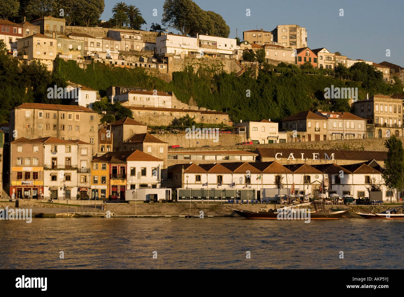 Lodges du port de Vila Nova de Gaia, Porto, Portugal le long d'une soirée d'été Banque D'Images