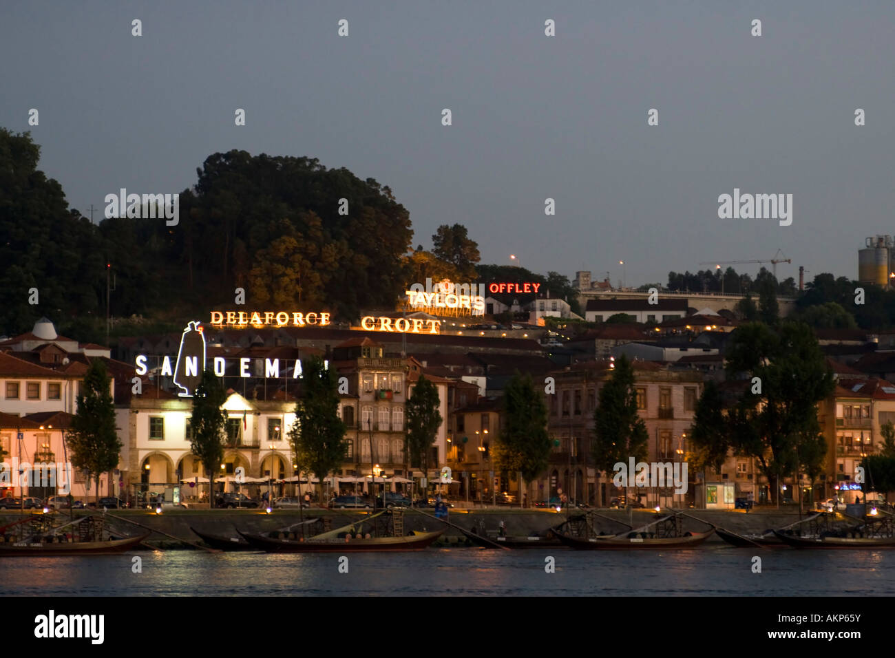 Lodges du port de Vila Nova de Gaia, Porto, Portugal au crépuscule Banque D'Images