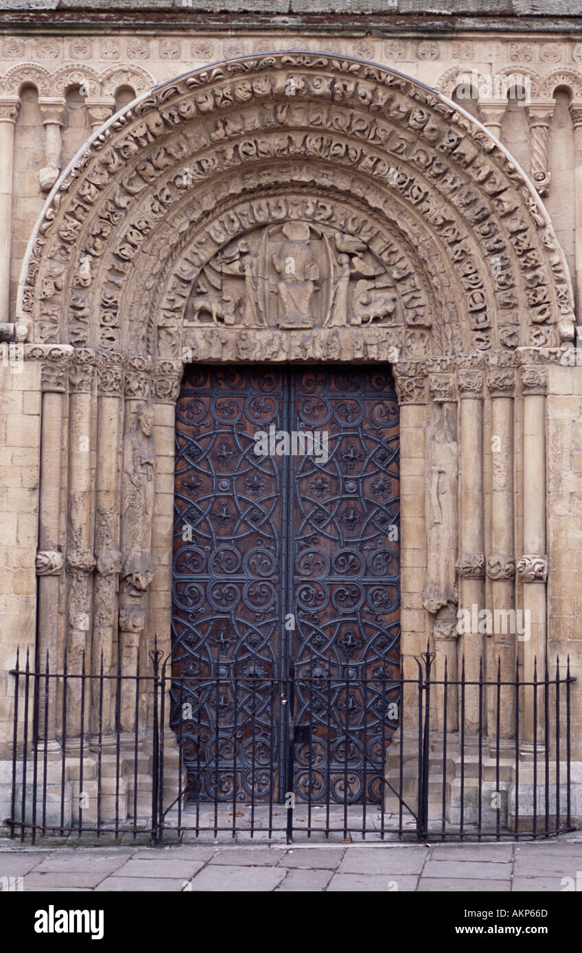 Porte en bois sculpté avec l'élaboration de la sculpture sur pierre surround - une entrée à la Cathédrale de Rochester, Kent England UK Banque D'Images