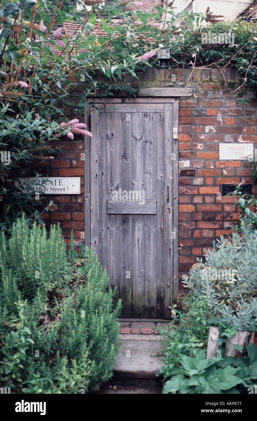 Jardin en bois porte cachée dans un mur de brique Rochester Kent, England UK Banque D'Images