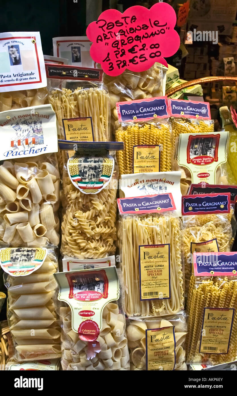 Les pâtes séchées italiennes vient dans une grande variété de formes, vu ici à Naples' Centro Storico Banque D'Images