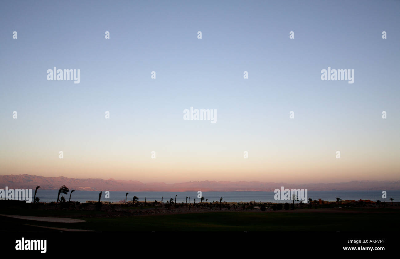Un paysage à traverser la mer Rouge vers la Jordanie côte depuis le