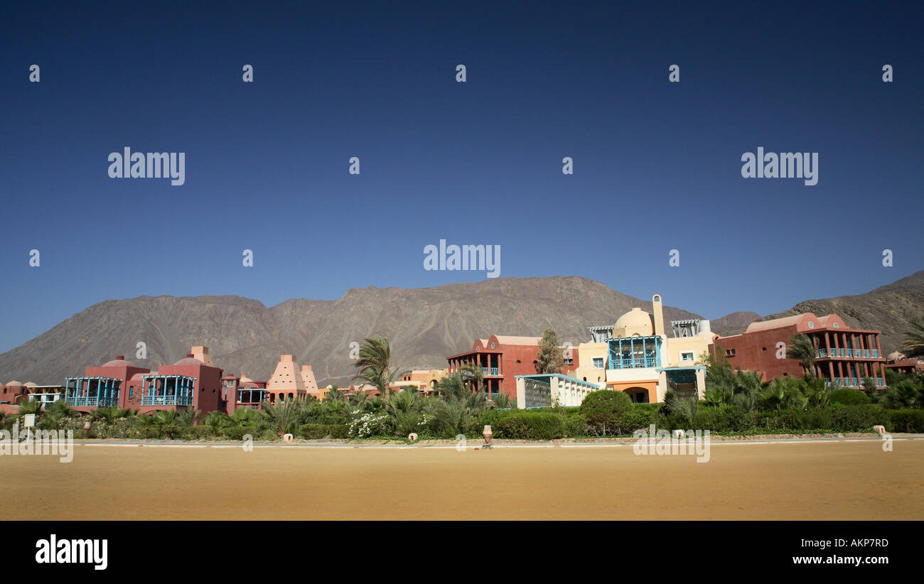 L'hôtel Hyatt Regency à Taba Heights Resort dans le désert du Sinaï en Égypte avec montagnes rouges derrière Banque D'Images