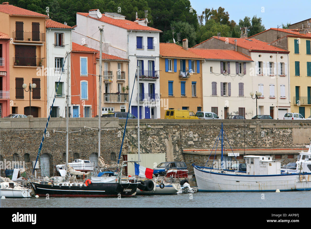 Cruising Yacht & bateau de pêche en petit port français de Port Vendres Banque D'Images