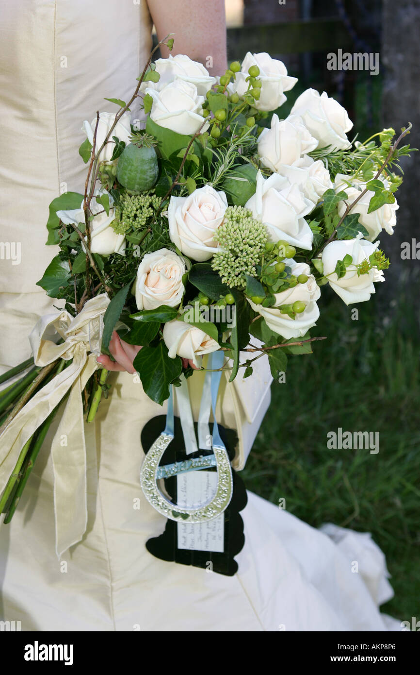 Détails Gros plan d'une nouvelle mariée mariés le jour de son mariage  tenant son bouquet de fleurs et cadeaux à cheval porte-bonheur Photo Stock  - Alamy