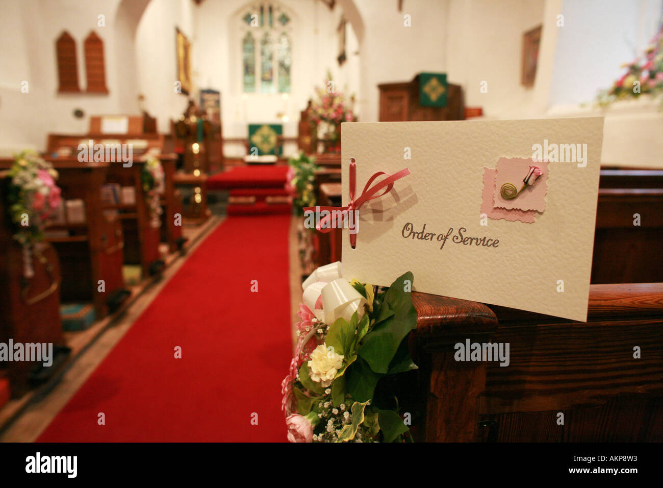 Un jour de mariage décoration traditionnelle d'une ordonnance de service carte dans une vieille église Angleterre Grande-bretagne Banque D'Images