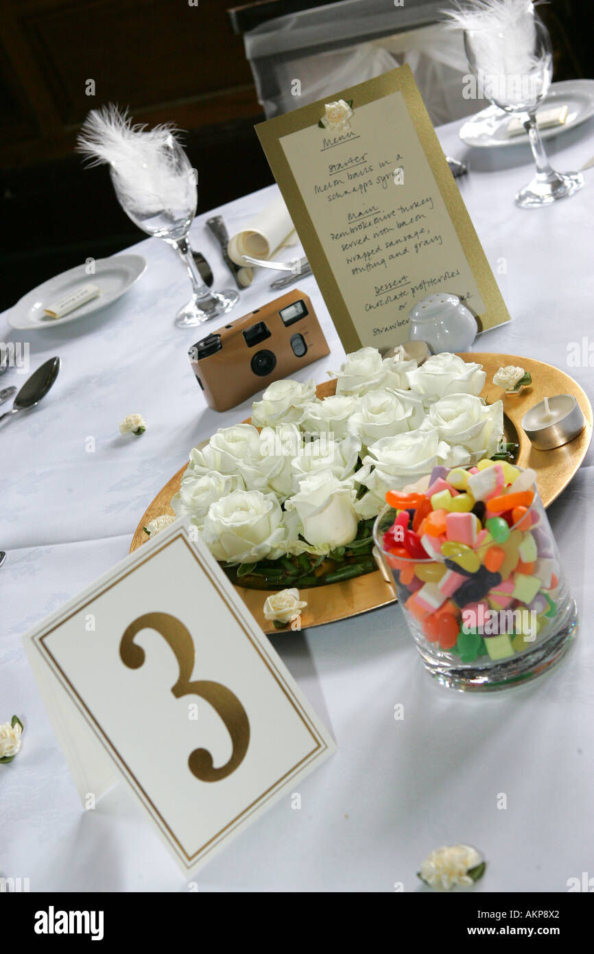Réception de Mariage moderne typique avec des décorations de table de  petit-déjeuner en bonbons bonbons table en verre décoratif et numéro de  carte de menu Photo Stock - Alamy