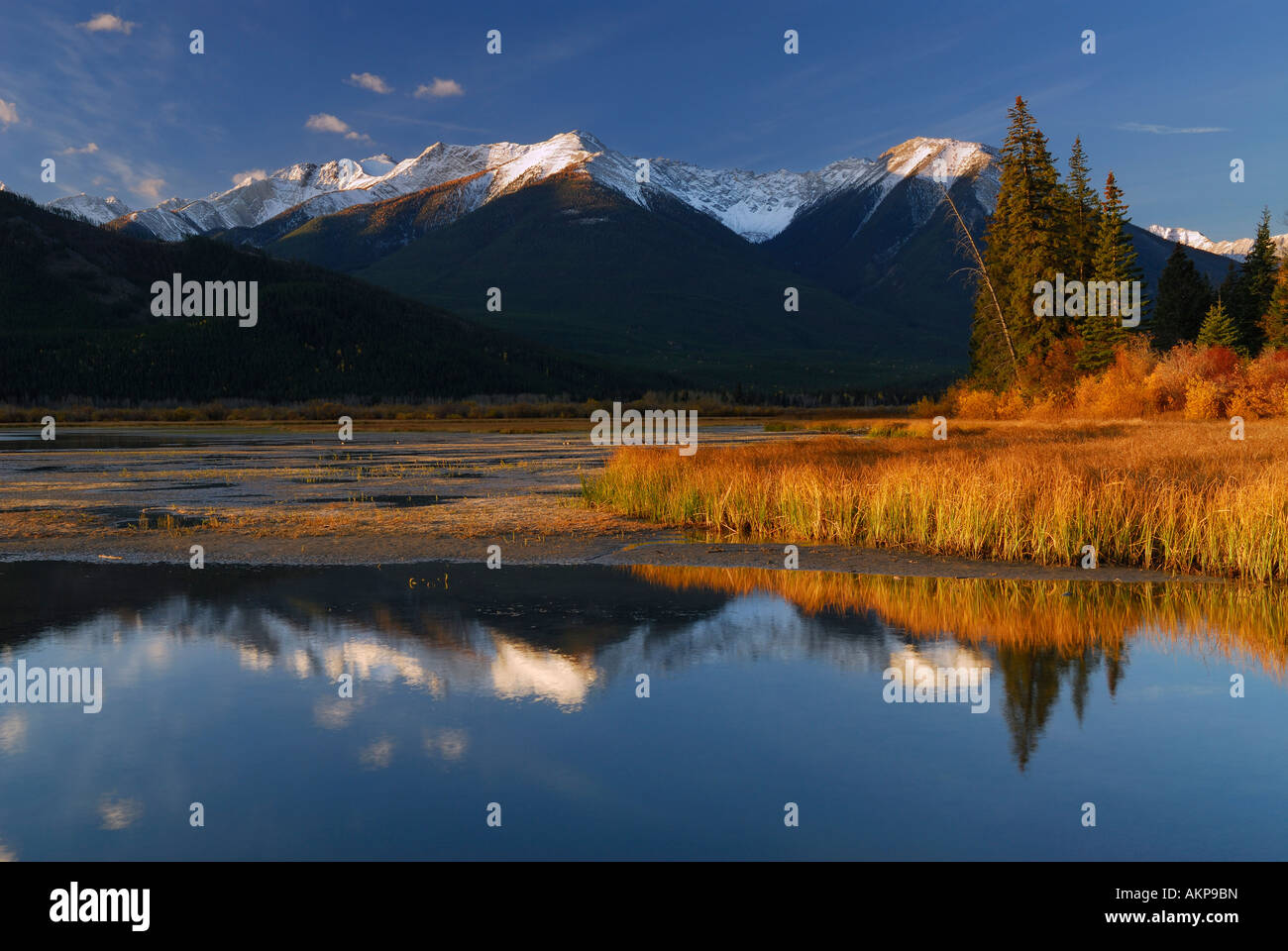 La première lumière sur la gamme Sundance Première Vermilion Lake à l'automne du Mont Sanson les Montagnes Rocheuses du Canada Banff National Park Alberta Canada Banque D'Images