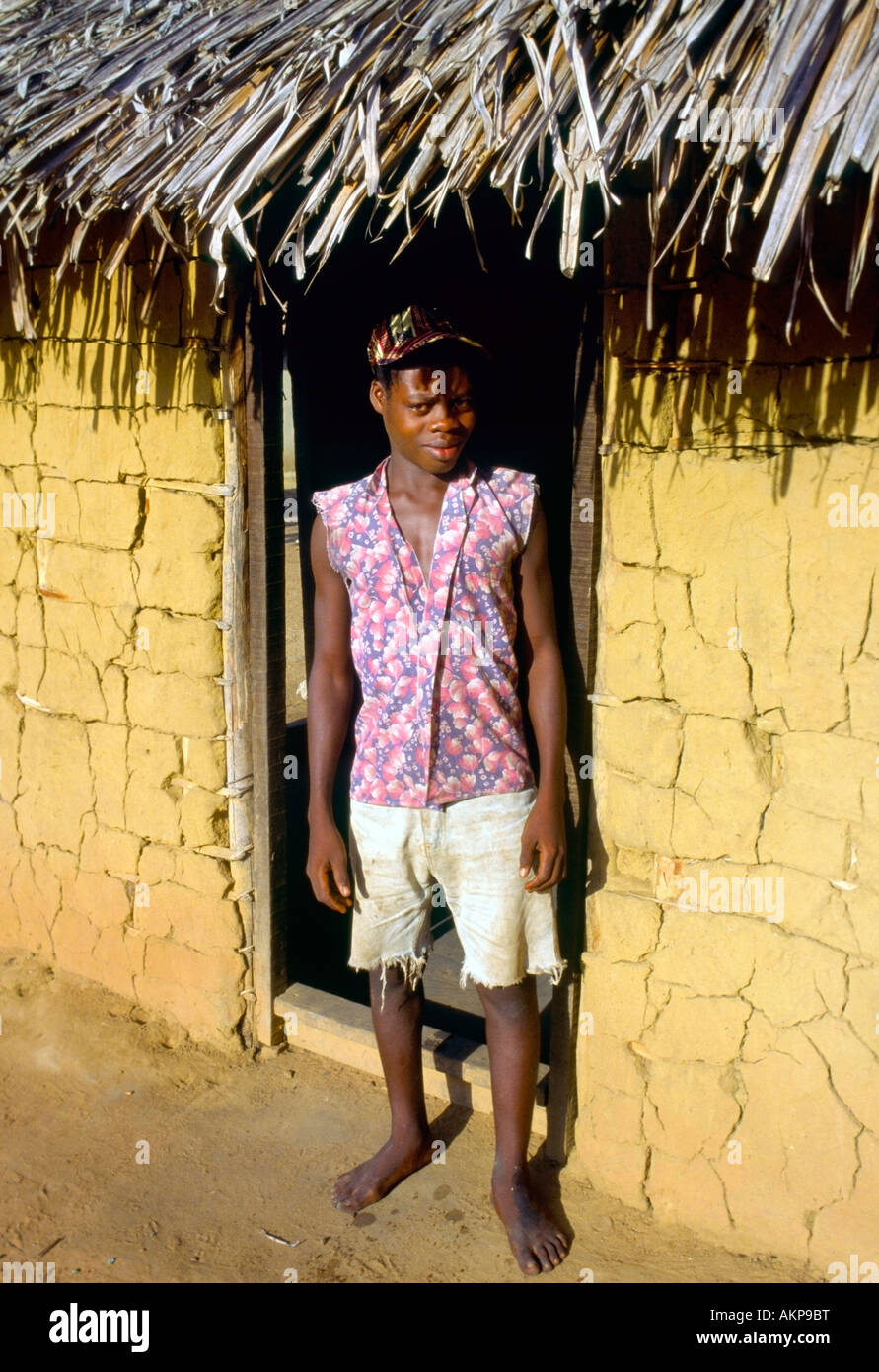 Jeune homme se tient à la porte de sa maison dans la ville de Tabou, Côte d' Ivoire Photo Stock - Alamy