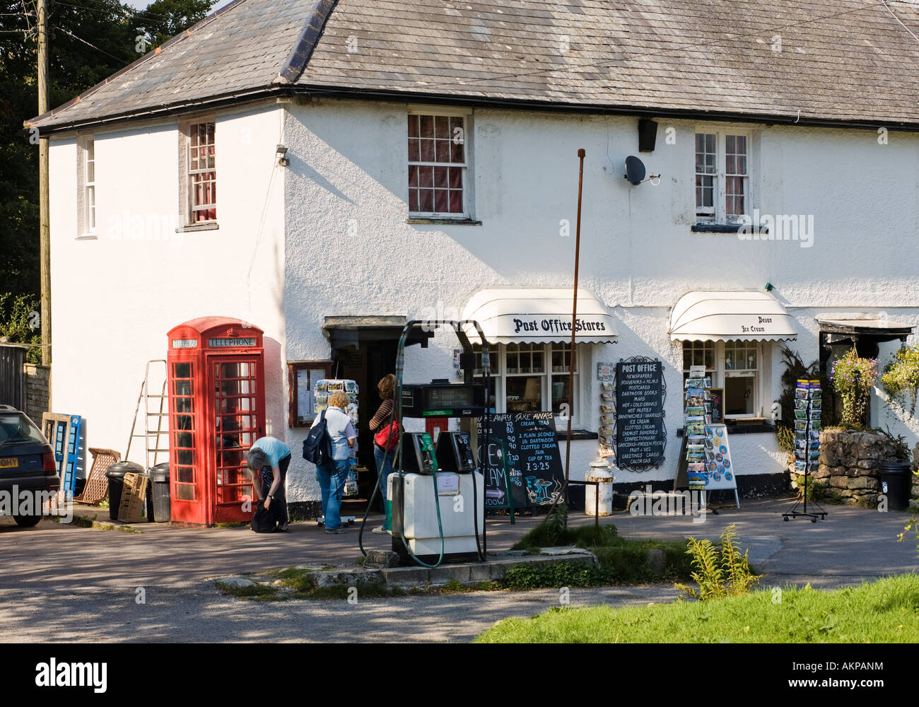 Bureau de poste du village local magasins avec pompes à essence à Postbridge, Dartmoor National Park, Devon, UK Banque D'Images