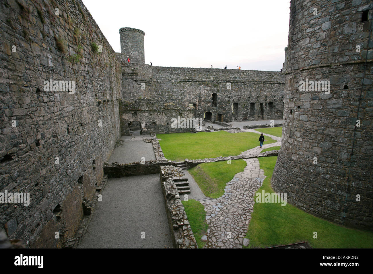 Les parois internes des ruines et des remparts fortifiés célèbre château de Harlech Gwynedd une attraction touristique populaire dans le Nord du Pays de Galles UK Banque D'Images