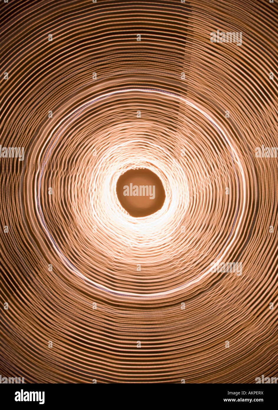 Sentiers circulaire de lumière dorée évocateurs d'un vinyle (ou d'or). description complète ci-dessous. Banque D'Images